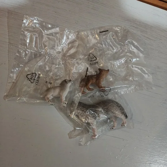 Schleich #42472 Wolf family mother w/ pups puppy mom Wolves Cubs Bundle of 3 - Picture 3 of 6